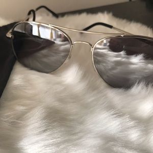 Gray mirror aviators